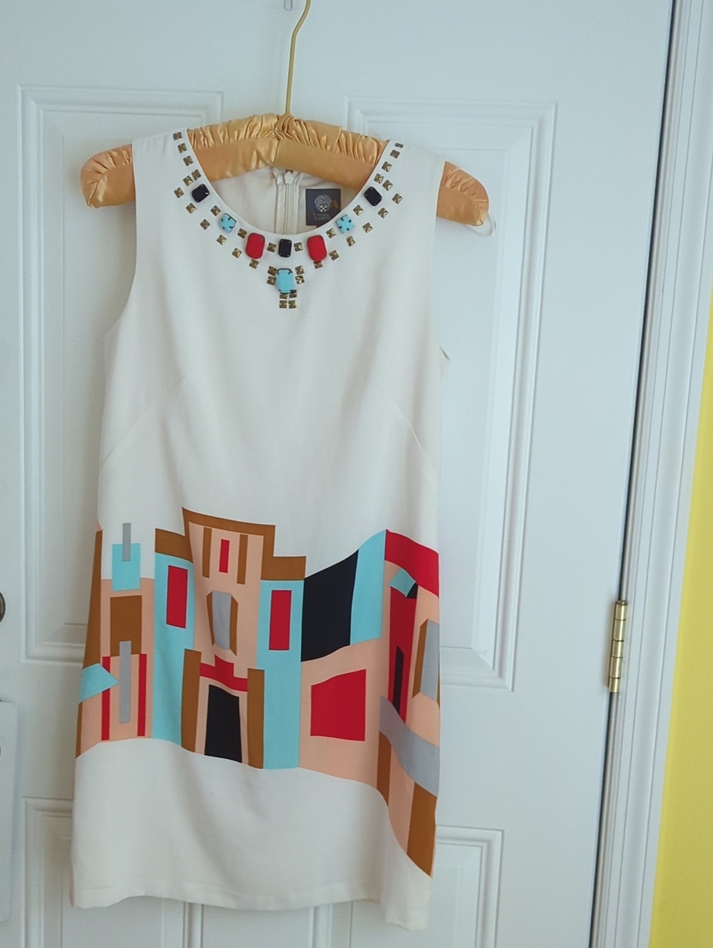 Vince Camuto Shift Dress. Jewel Neckline. Size 6